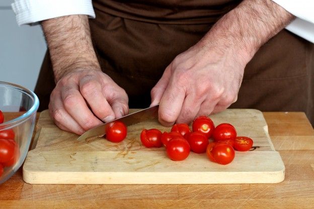 2. Cortamos los tomates