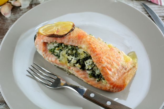 Salmón relleno de espinacas