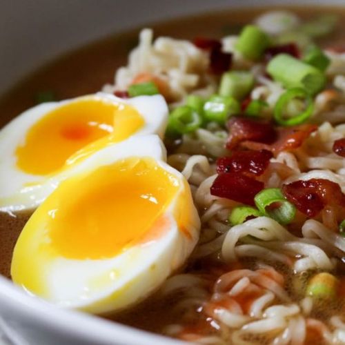 Ramen con tocino y huevo