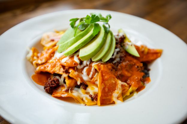 Chilaquiles cremosos con chipotle