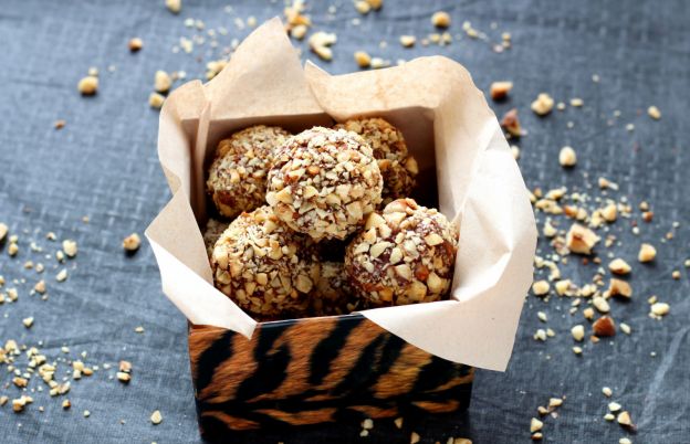 Dulces de miel, uvas pasas y cáscara de naranja