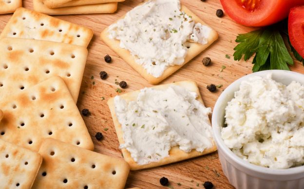 Galletas y queso de cabra