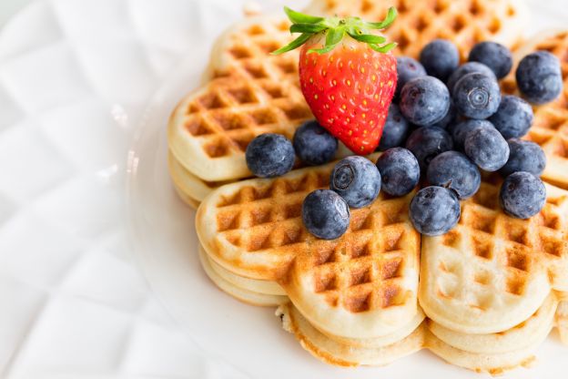 Waffles con helado de vainilla y coulis de mora azul