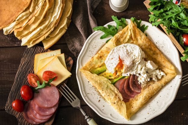 Crepe con huevo escalfado y jamón