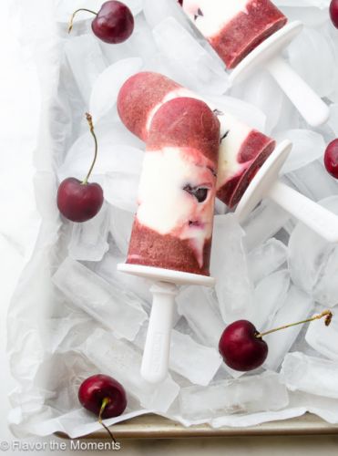 Paletas de yogur griego y cerezas