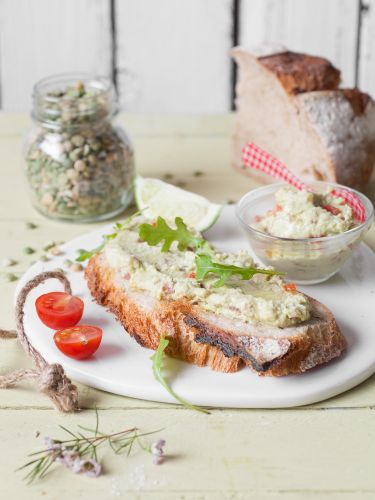 Tostaditas de guisantes y limón