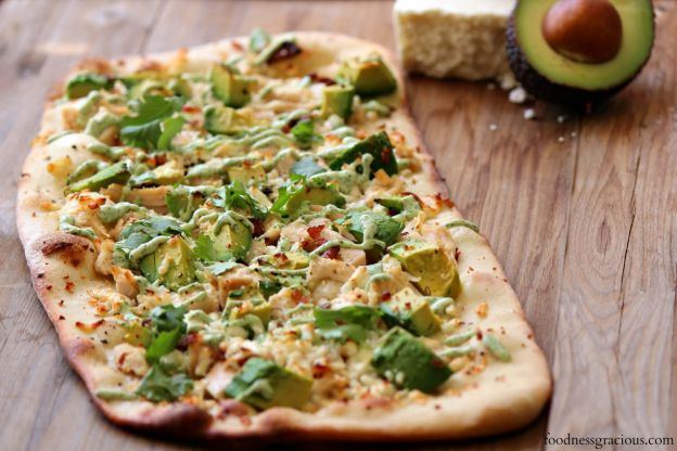 Pizza rápida de aguacate con pollo