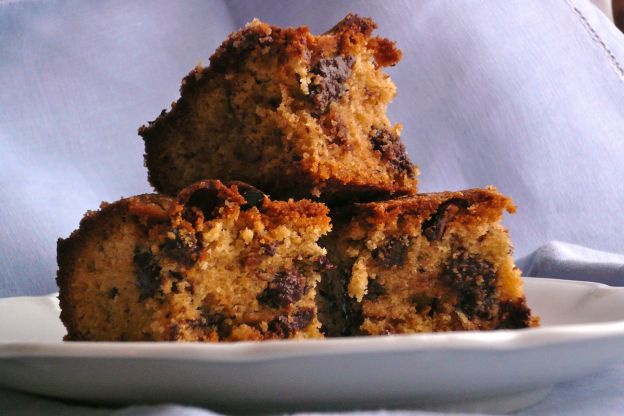 Blondies de maní con pepitas de chocolate