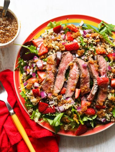 Ensalada de bistec con quinoa, fresas y salsa de jengibre