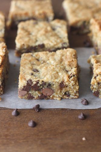 Cuadritos de galleta de avena con chispas de chocolate