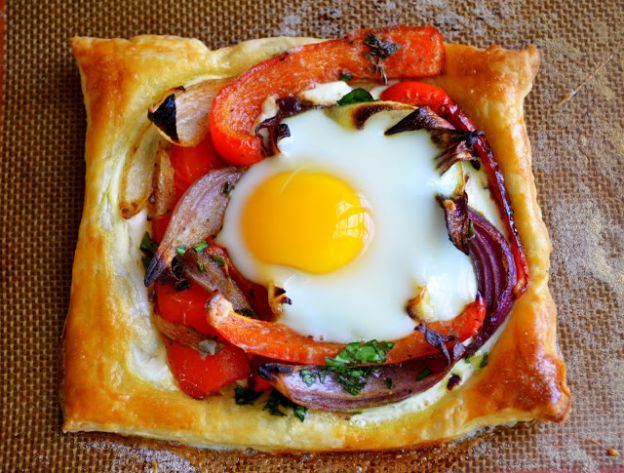 Galettes de pimientos rojos y huevo horneado