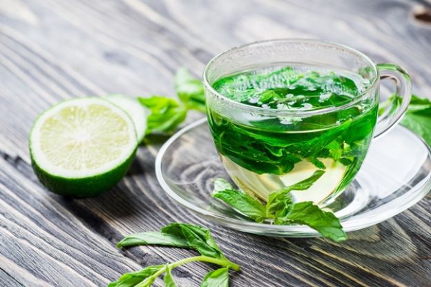 Infusión de menta fresca, lima y miel