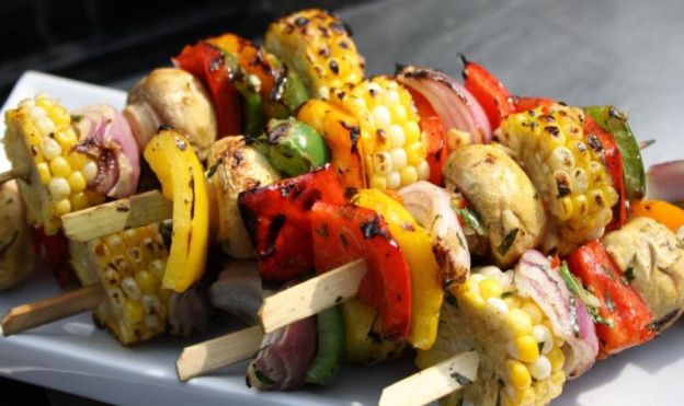 Brochetas de verduras caribeñas