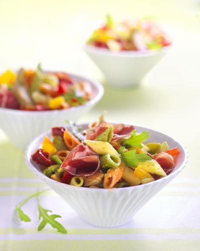 Ensalada de pasta tricolor con rúcula