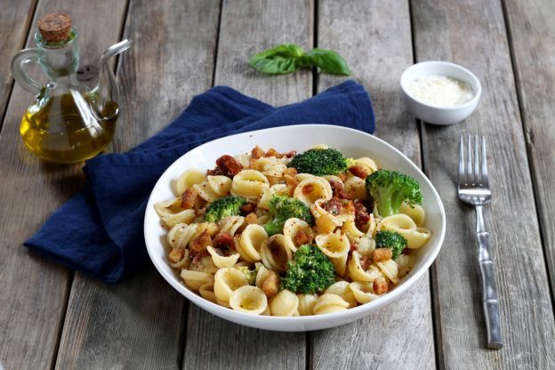 Ensalada de pasta y brócoli