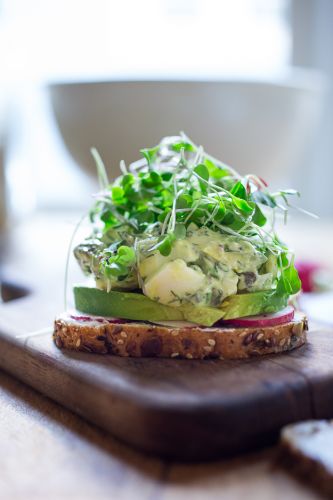 Sándwich de ensalada Diosa Verde con aguacate