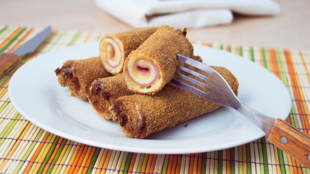 Rollos de pan de molde con jamón y queso