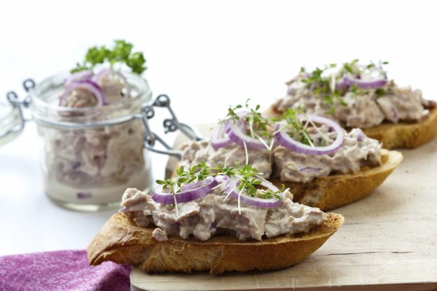 Tostas de atún y cebolla