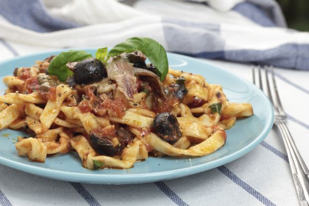 Lasagnette con atún fresco, aceitunas y tomate