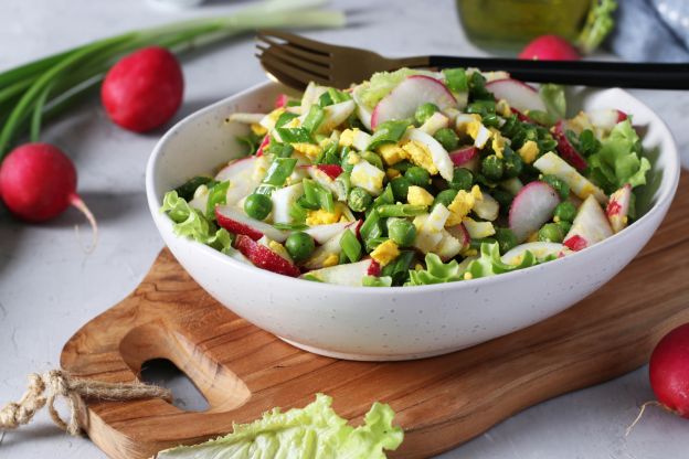 Ensalada de rábanos, guisantes y huevos