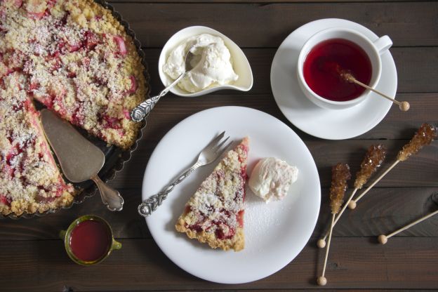 Tarta de crumble de fresas y ruibarbo