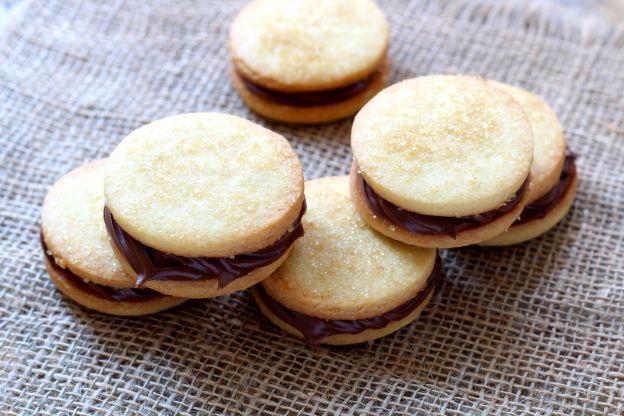 Alfajores rellenos de Nutella