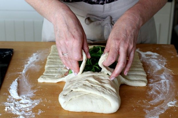 Tranzar la pizza alternando las tiras