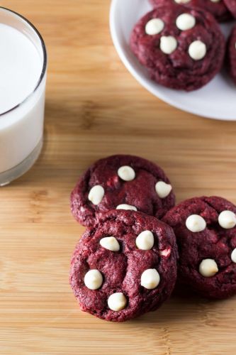 Galletas de terciopelo rojo con chispas