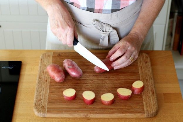 Corta las patatas