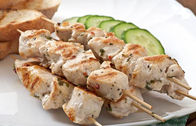 Brochetas frías de pollo marinado