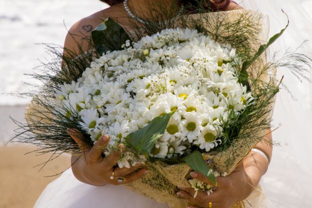 Arrojar flores al mar para la buena suerte