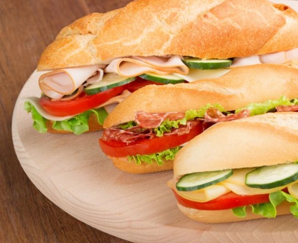 20. Sándwich de jamón serrano y tomate