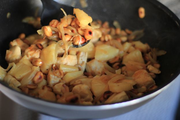 7. ensalada de pollo con cacahuetes y piña