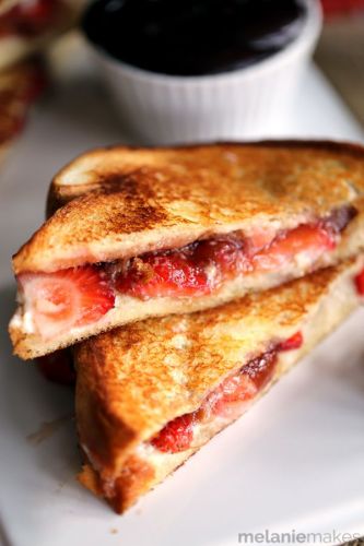 Sándwich de queso con fresas y ruibarbo