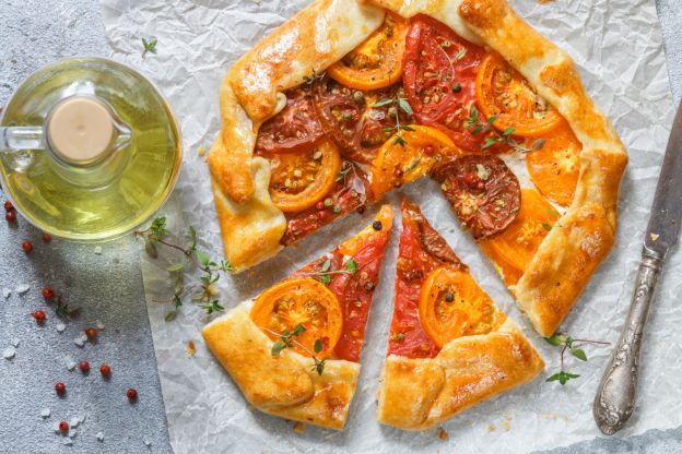 Tarta colorida de tomates