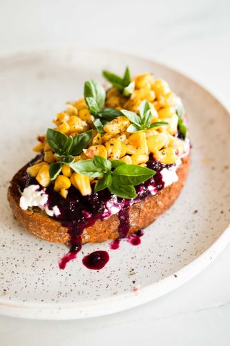 Tostada de maíz y requesón