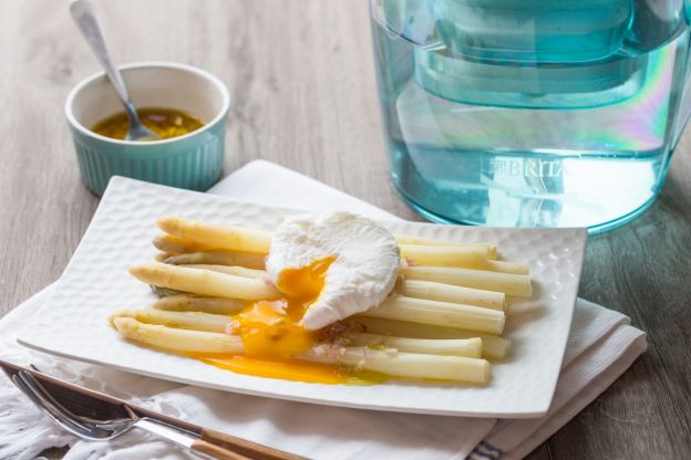 Espárragos blancos con mantequilla y cebolleta