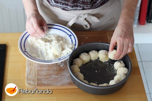 Colocar las bolitas de masa en un molde