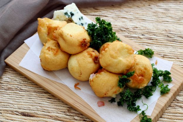 Croquetas de roquefort, pera y pasas