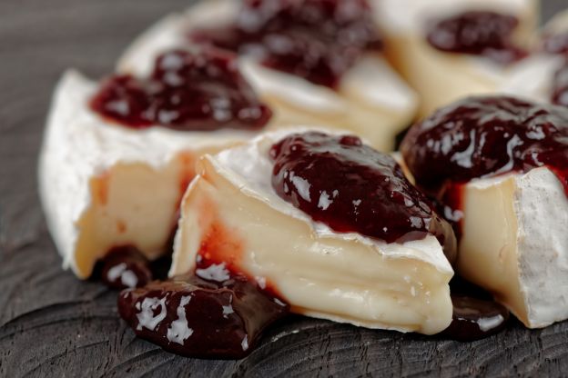 Queso brie con mermelada de cereza