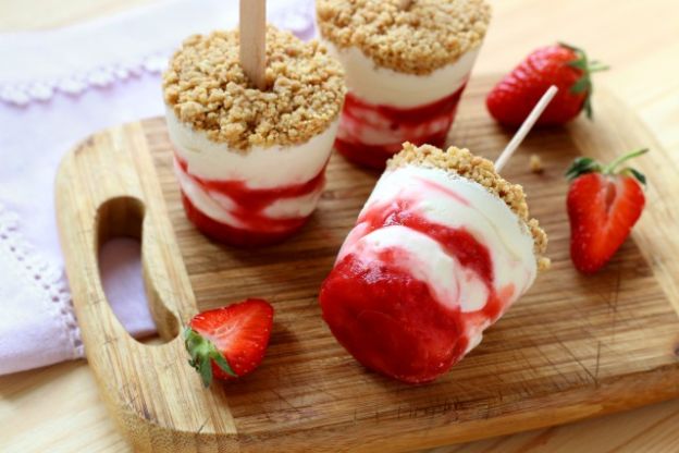 Paletas de cheesecake y fresas