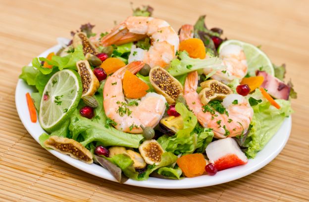 Ensalada de mariscos con higos y melocotones