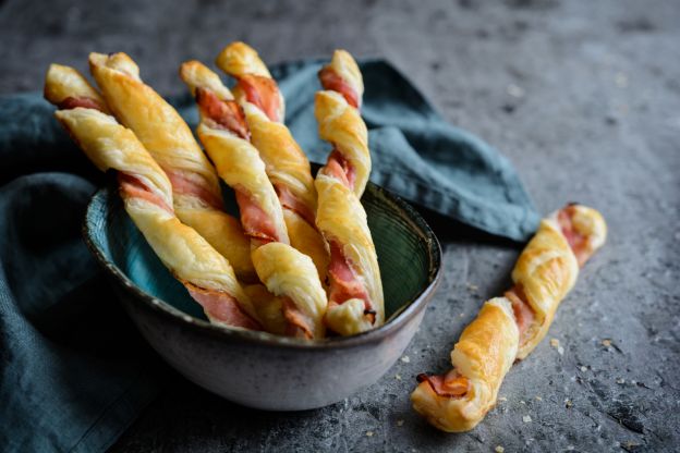 Palitos de hojaldre con queso y jamón