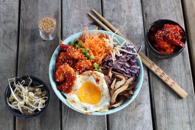 Bibimbap de gambas, setas y vegetales