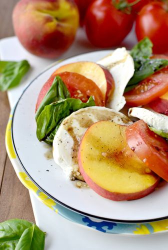 Ensalada caprese con melocotón