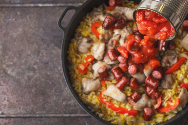 Paella con salchichas y judías negras