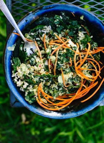 Ensalada de col rizada con aliño de tahini verde