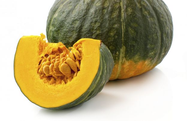 Retira las pepitas de la calabaza rápidamente