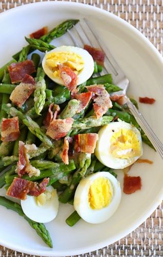 Ensalada de espárragos, bacon y huevo duro