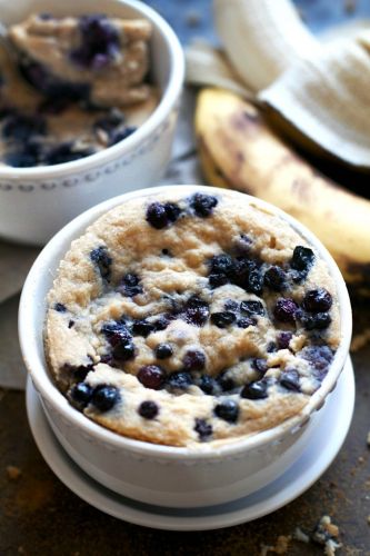 Mug Cake de plátano y moras